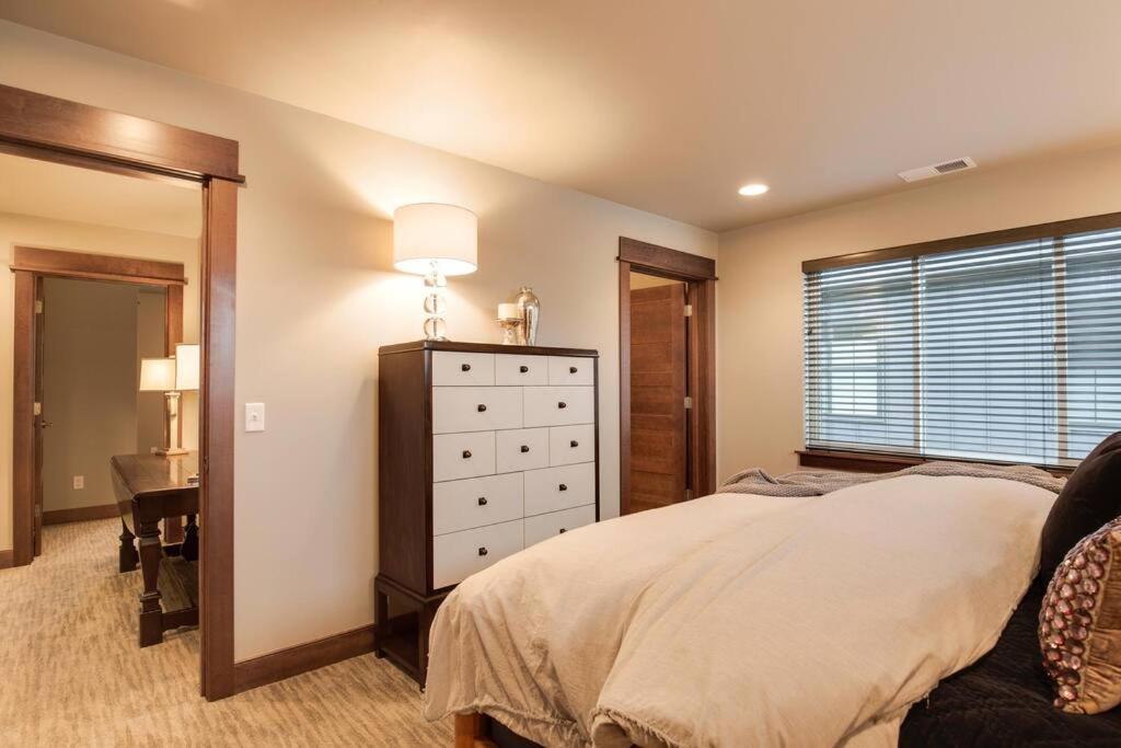 Luxury Townhome On The Park With Bridger Mtn Views Bozeman Exterior photo