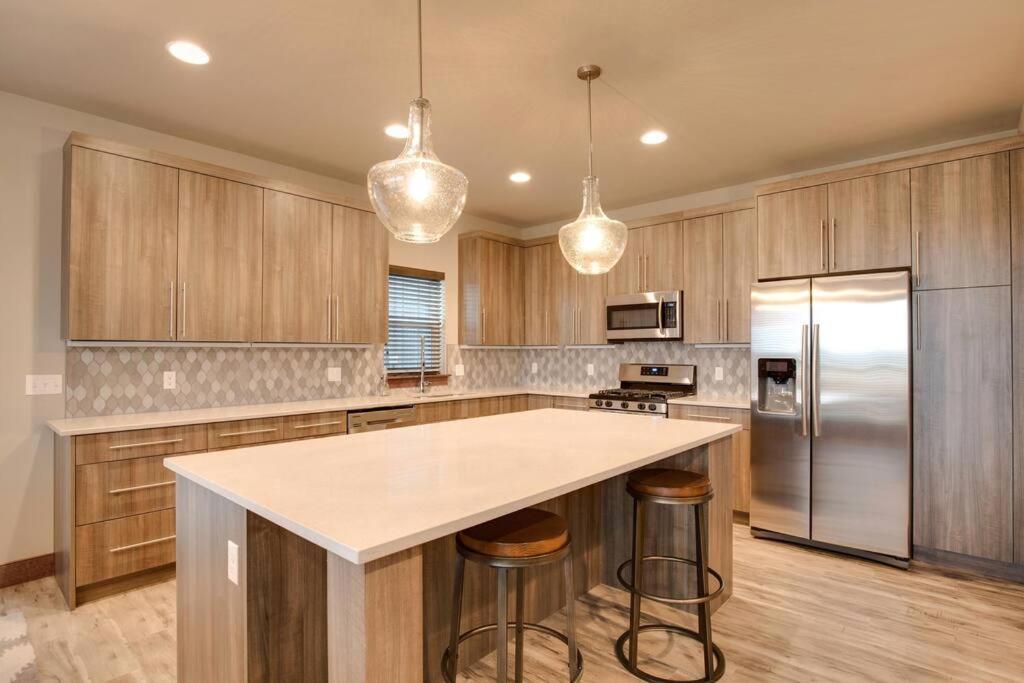 Luxury Townhome On The Park With Bridger Mtn Views Bozeman Exterior photo