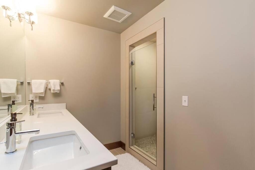 Luxury Townhome On The Park With Bridger Mtn Views Bozeman Exterior photo