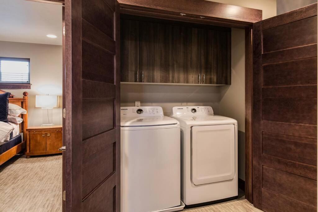 Luxury Townhome On The Park With Bridger Mtn Views Bozeman Exterior photo